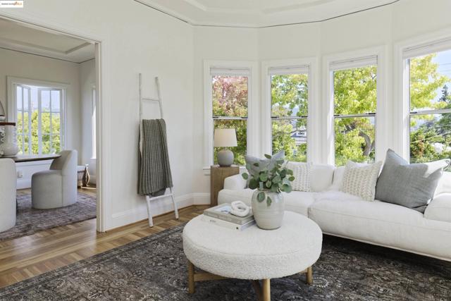 3945 Randolph Ave, Oakland CA: https://media.crmls.org/mediaz/184f1e50-769d-4c7c-b3a0-ccccdee1d634.jpg