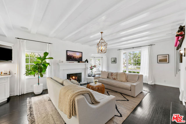 10736 Le Conte Avenue, Los Angeles CA: https://media.crmls.org/mediaz/184fceea-6a5f-4883-847a-825de1c7a0e6.jpg