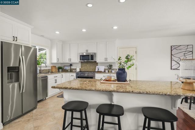 3937 Majestic Dr, Concord CA: https://media.crmls.org/mediaz/1850ae63-7438-466e-9774-4edda67d0569.jpg