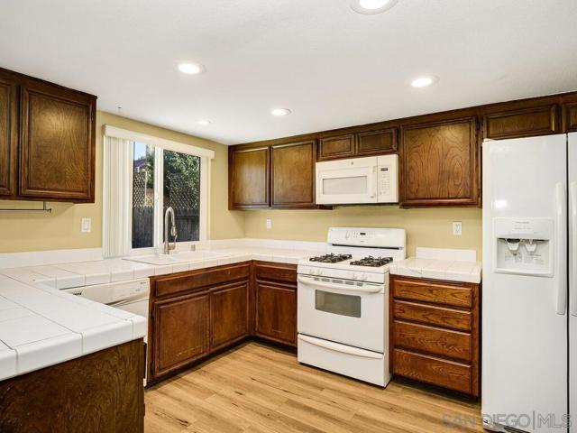 9555 Via Pereza, San Diego CA: https://media.crmls.org/mediaz/18511b84-3b14-4491-b25d-66a44cbac884.jpg