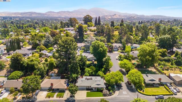 2371 Mallard Dr, Walnut Creek CA: https://media.crmls.org/mediaz/18511dae-55ad-4f10-91fd-9f3767ec2ae0.jpg
