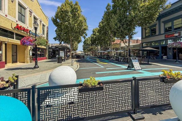 586 Burgoyne Street, Mountain View CA: https://media.crmls.org/mediaz/18521202-16a8-4053-8be6-7aa51b0256a0.jpg