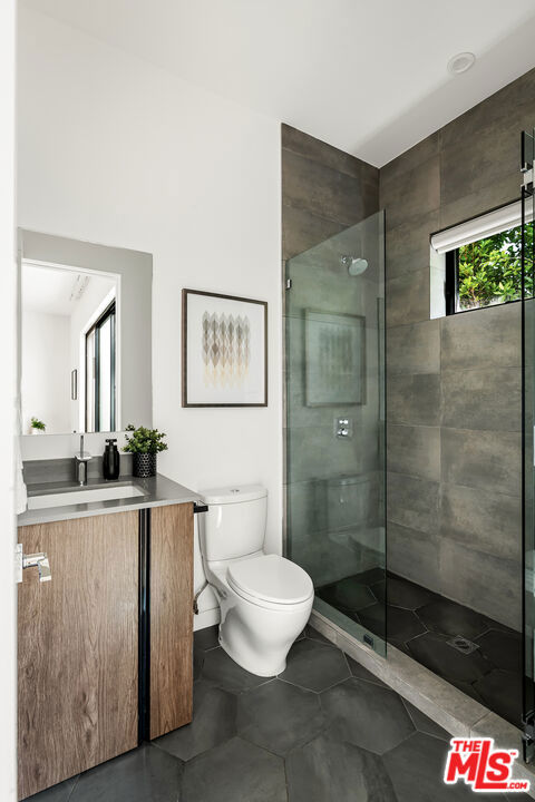 833 N Cherokee Avenue, Los Angeles CA: https://media.crmls.org/mediaz/1852d696-d0ac-4a63-84ee-f76b001b0e27.jpg