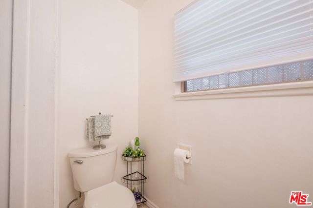 10725 S 8th Avenue, Inglewood CA: https://media.crmls.org/mediaz/1852e2f5-545e-446d-8f65-b4b12e19521f.jpg
