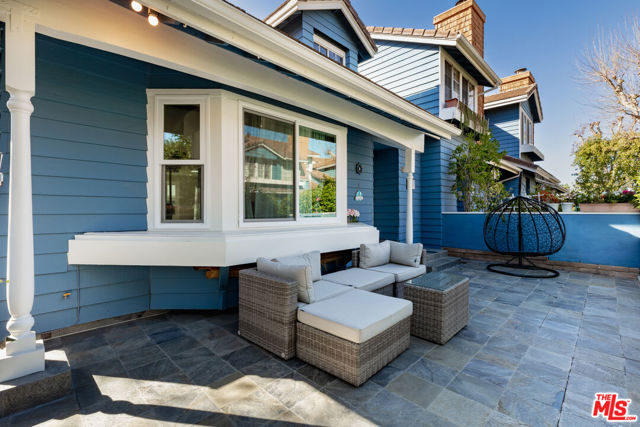 18721 Hatteras Street, Tarzana CA: https://media.crmls.org/mediaz/18530937-d2a0-4820-b14c-4db8c18de663.jpg