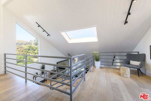8581 Cole Crest Drive, Los Angeles CA: https://media.crmls.org/mediaz/185342b1-898a-4ac5-ab95-d10ad377350b.jpg