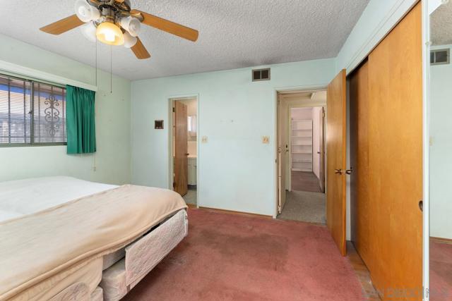 5824 Kent Pl, San Diego CA: https://media.crmls.org/mediaz/185411be-2a35-42c4-b275-1090b93eb351.jpg