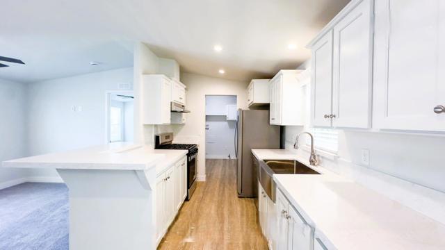 26814 S Mooney Boulevard, Visalia CA: https://media.crmls.org/mediaz/1855fa30-fb60-4758-a967-e76a1a77d45f.jpg