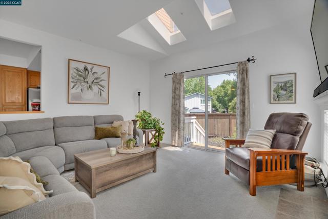 123 Williamson Ct, Martinez CA: https://media.crmls.org/mediaz/18566a53-75ce-4b7c-8c61-bd68ad5fb0f6.jpg