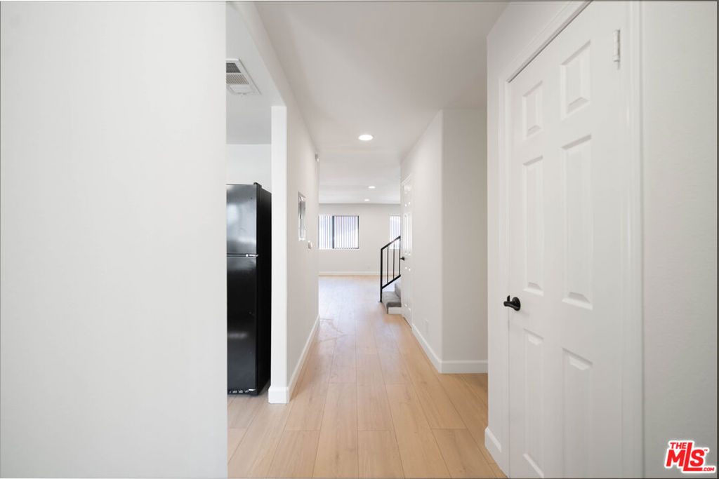 5327 LEXINGTON Avenue #B