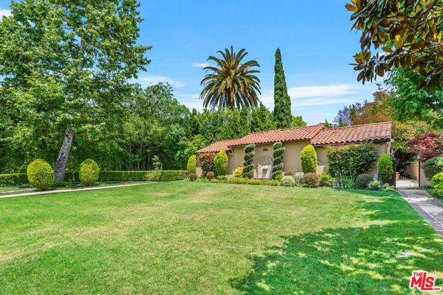 434 S Muirfield Road, Los Angeles CA: https://media.crmls.org/mediaz/1856dd79-9c86-43a6-b0c4-dc8b990dba4d.jpg