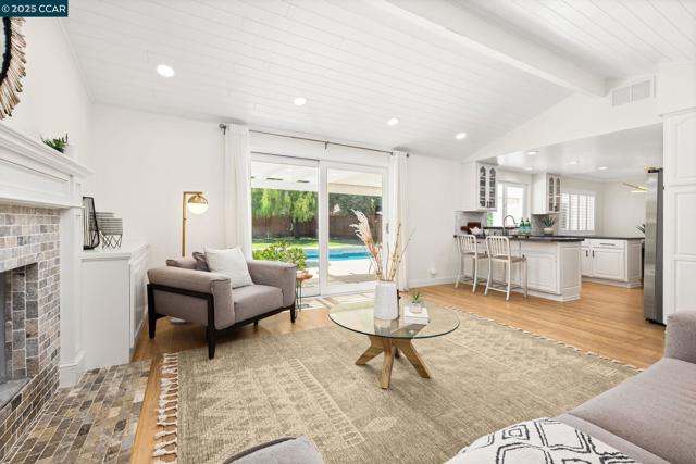 3139 Stinson Cir, Walnut Creek CA: https://media.crmls.org/mediaz/1859edd0-c170-4853-91c0-f8f48bb1daf7.jpg
