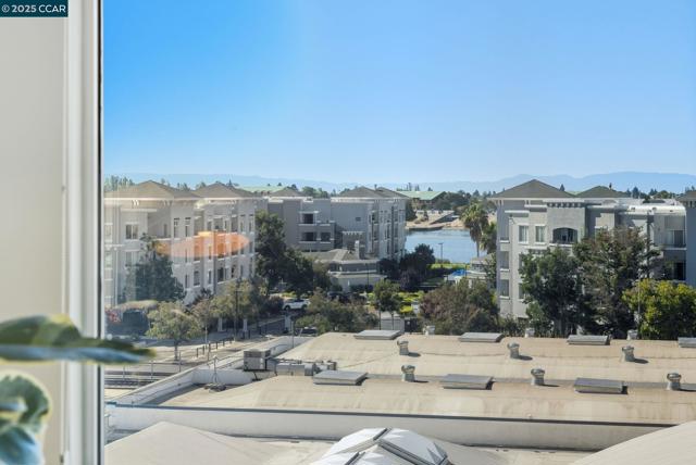 200 2nd St, Oakland CA: https://media.crmls.org/mediaz/185a2e9a-9582-40dd-9a68-043543ec5973.jpg