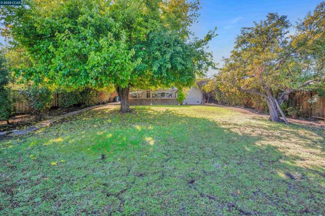 2968 Glenside Dr, Concord CA: https://media.crmls.org/mediaz/185a80e4-610c-47c2-8ab7-04b94065176a.jpg