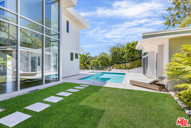 200 ARNO Way, Pacific Palisades CA: https://media.crmls.org/mediaz/185b93a5-75bb-4610-b7df-205e9e74995a.jpg