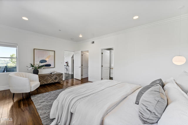 453 Frontenac Avenue, Los Angeles CA: https://media.crmls.org/mediaz/185cdb76-0424-4935-ac05-39a53e9e7cde.jpg