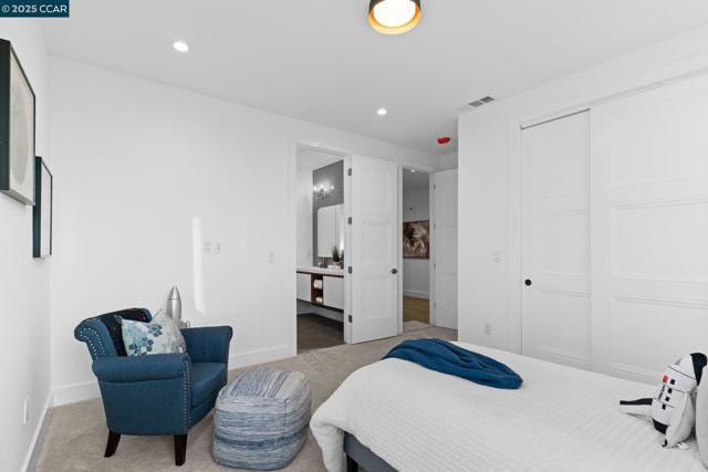 9 Turner Ct, Oakland CA: https://media.crmls.org/mediaz/185de0f7-bfb9-4e2d-a1a6-677fd03e014b.jpg