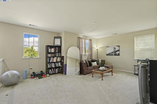 247 N Menlo Park Ct, Mountain House CA: https://media.crmls.org/mediaz/185e20ec-9267-4d55-8fbc-f68f0e934898.jpg