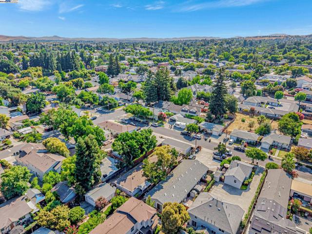 4655 Augustine St, Pleasanton CA: https://media.crmls.org/mediaz/185f9421-acae-432a-97b0-71072c2c221d.jpg