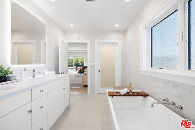 633 N Formosa Avenue, Los Angeles CA: https://media.crmls.org/mediaz/18607328-7ad3-45ce-ab67-deea364dad05.jpg