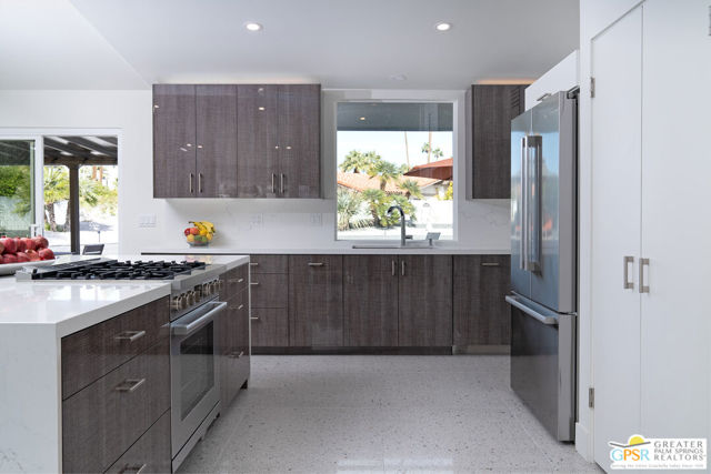988 E Paseo El Mirador, Palm Springs CA: https://media.crmls.org/mediaz/1860c560-7aed-42a7-8ed7-f5baf94a957a.jpg