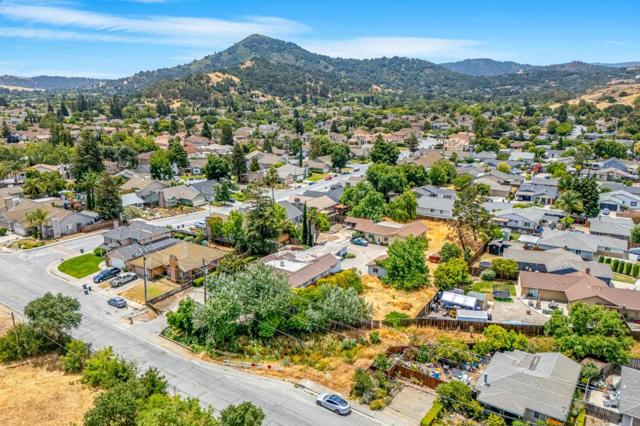 18455 Old Monterey Road, Morgan Hill CA: https://media.crmls.org/mediaz/18616150-6369-4e5b-ba4b-a84d905d6fbf.jpg