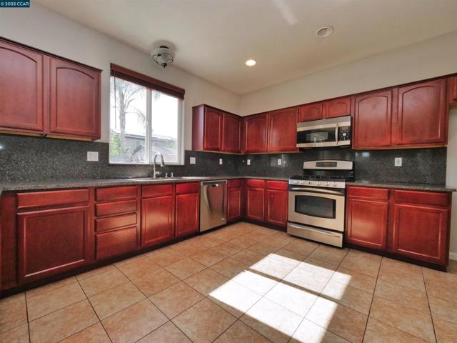 2035 Pasado Avenue, Manteca CA: https://media.crmls.org/mediaz/1861fda9-e023-4106-8315-e42007d33bd8.jpg