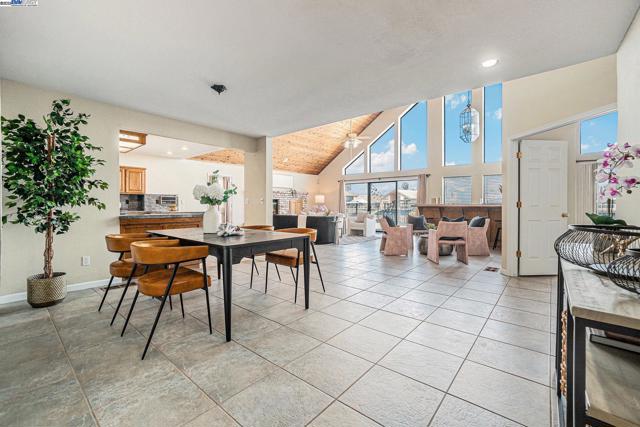 4325 Monterey ct, Discovery Bay CA: https://media.crmls.org/mediaz/18625853-2a4c-4004-b231-3d080d473d74.jpg