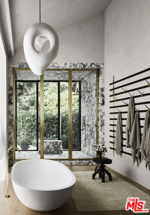 6153 Bonsall Drive, Malibu CA: https://media.crmls.org/mediaz/18633198-7576-49d8-acc1-d31932168a07.jpg