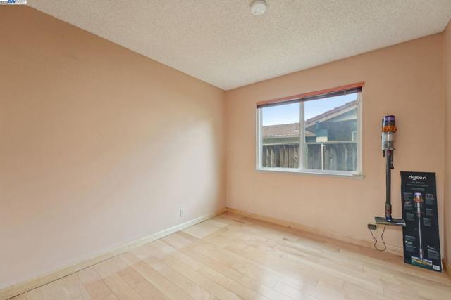 4942 Rocklin Dr, Union City CA: https://media.crmls.org/mediaz/1863af78-0bef-4b2e-a10c-eaca5334600a.jpg