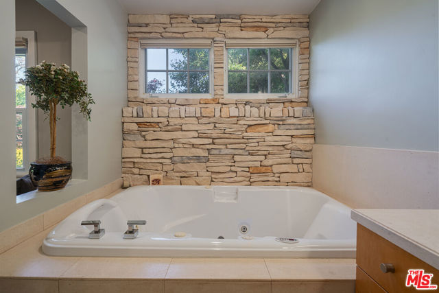 13477 Contour Drive, Sherman Oaks CA: https://media.crmls.org/mediaz/18653e9f-1bcd-4f91-a4b8-68c63a12e1a5.jpg
