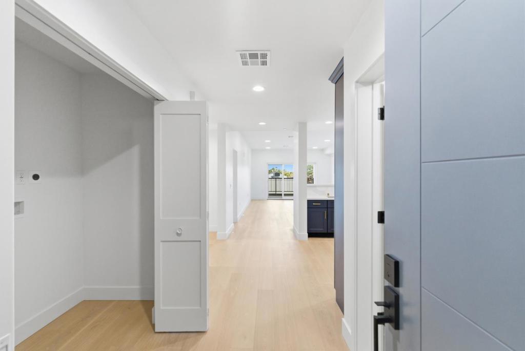 560 El Camino Real #207