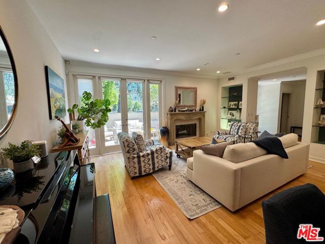 328 15th Street, Santa Monica CA: https://media.crmls.org/mediaz/18664fac-473d-4597-85bc-a1d467348e19.jpg
