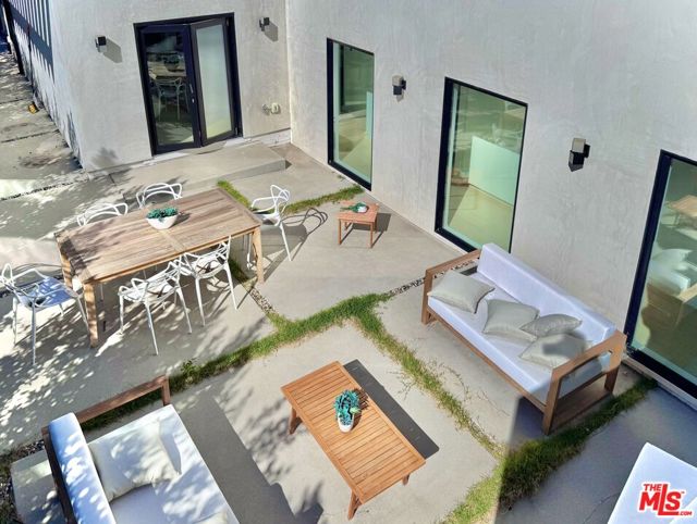 4040 Cartwright Avenue, Studio City CA: https://media.crmls.org/mediaz/18666241-a2dd-4585-8c3a-13cc9cd24858.jpg