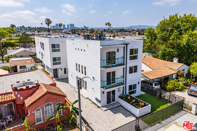 2055 S Garth Avenue, Los Angeles CA: https://media.crmls.org/mediaz/1866d8f8-1856-40ee-8b4d-bd232410e4bb.jpg