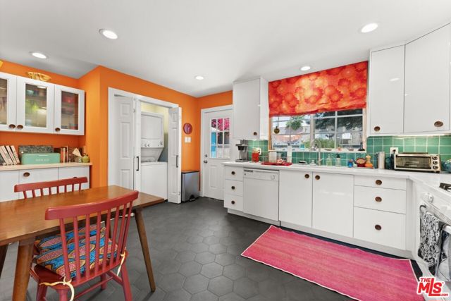 1179 Bellevue Avenue, Los Angeles CA: https://media.crmls.org/mediaz/1866ea3b-8616-4346-9f9b-34d776fb4fcc.jpg