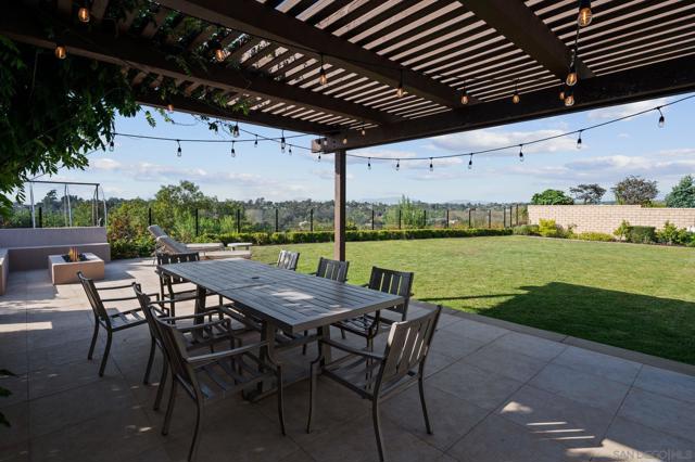 6210 Summit Crest Cir, San Diego CA: https://media.crmls.org/mediaz/186746d0-b1bf-49b6-a6d8-55b92674f68b.jpg