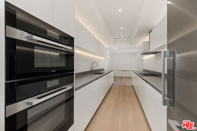 12330 Ridge Circle, Los Angeles CA: https://media.crmls.org/mediaz/18679da5-df11-46aa-bcb2-dc676ebbd13c.jpg