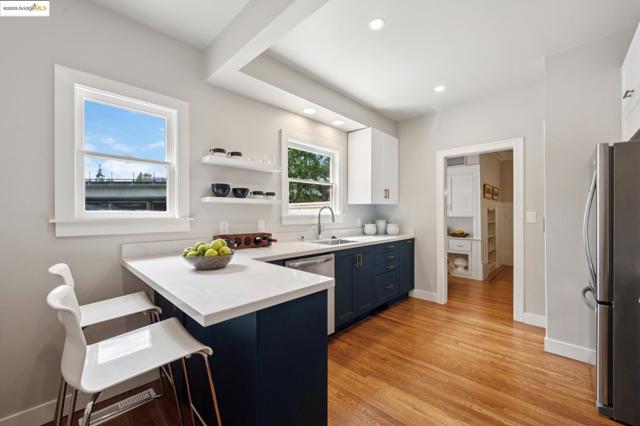 485 Hardy St, Oakland CA: https://media.crmls.org/mediaz/1867fea7-c6ac-40f0-931f-a37a7962e769.jpg