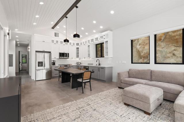 341 Hidden Pines Road, Del Mar CA: https://media.crmls.org/mediaz/18681788-0f2f-4d1c-a7b1-94c850b90f57.jpg