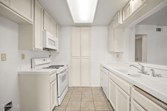1923 Majorca Drive, Oxnard CA: https://media.crmls.org/mediaz/18683f6b-90db-4fa3-9268-695a6a9875c6.jpg