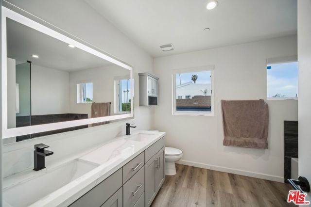 11821 W Holly Way, Valley Village CA: https://media.crmls.org/mediaz/18689230-3d05-47cb-91bf-976f25069a79.jpg