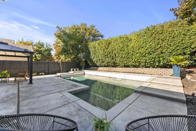 309 Aspen Ct, Roseville CA: https://media.crmls.org/mediaz/186a3a74-52a4-4e53-b01a-ad446f989b75.jpg