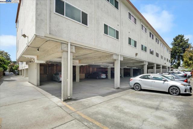 2133 Santa Clara Ave, Alameda CA: https://media.crmls.org/mediaz/186ad86a-19e5-4f40-8a04-3827f9153a72.jpg