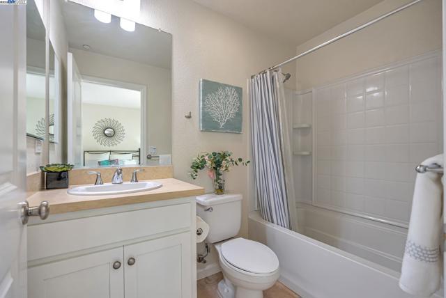 4432 Hyde Cmn, Fremont CA: https://media.crmls.org/mediaz/186b8d49-9ffd-4e9f-9b39-6f3796078dc5.jpg