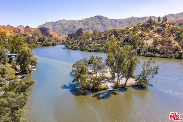 2344 Laguna Circle Drive, Agoura CA: https://media.crmls.org/mediaz/186cdf5b-7258-47f6-88fe-ee6b955c98b0.jpg