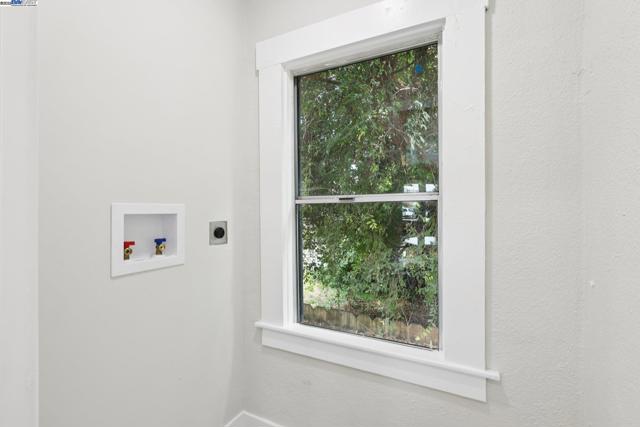 511 59Th St, Oakland CA: https://media.crmls.org/mediaz/186d5279-021c-4a53-9930-0e223725c358.jpg