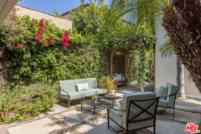 7361 Oakwood Avenue, Los Angeles CA: https://media.crmls.org/mediaz/186d83b6-9983-4723-a92e-06f912445395.jpg