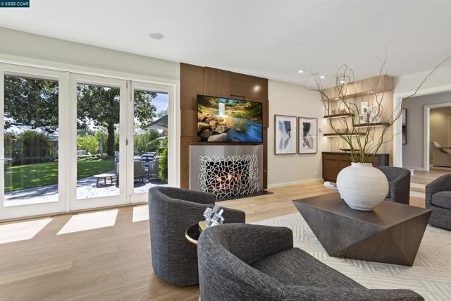 1121 Estates Dr, Lafayette CA: https://media.crmls.org/mediaz/186e13a8-35c5-4de6-8ee1-95951e8bea84.jpg