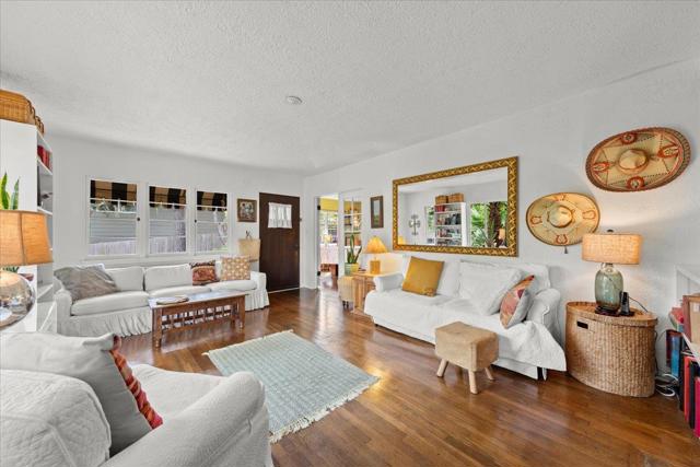 989 Madison Street, Monterey CA: https://media.crmls.org/mediaz/18705b41-1a33-4901-92f8-80fc76dfd215.jpg